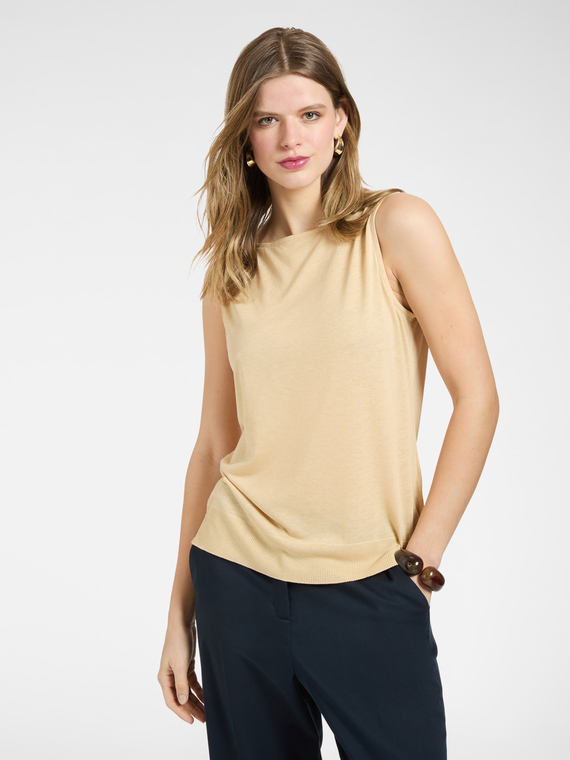 Top con scollo barchetta