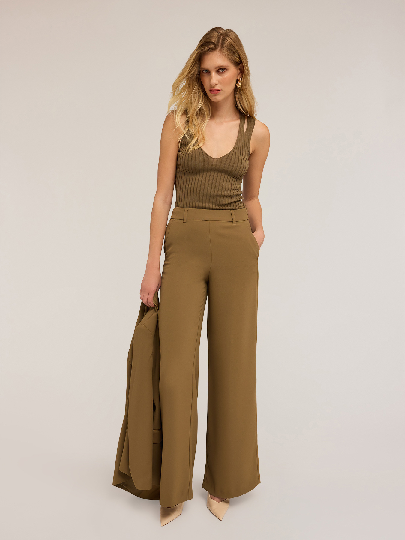 Top aus Strick mit Cut-out image number 0