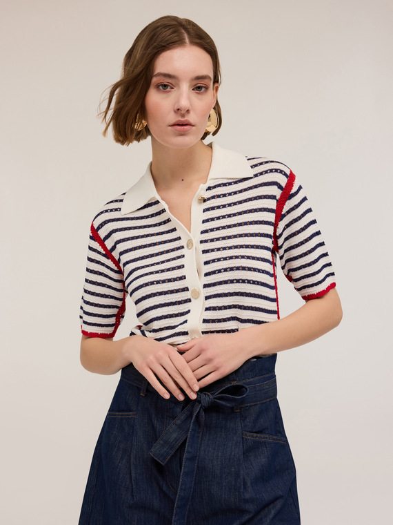 Maglia effetto crochet a righe con bottoni