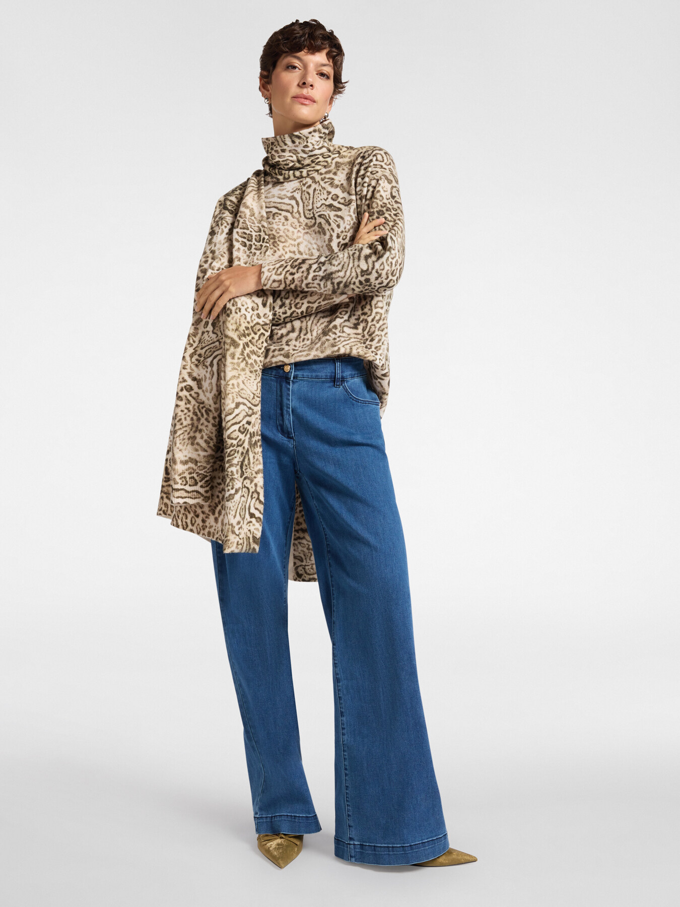 Animal print sweater with detachable collar image number 3