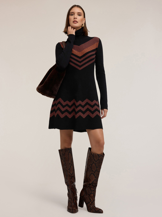 Kurzes Strickkleid mit Chevron-Muster