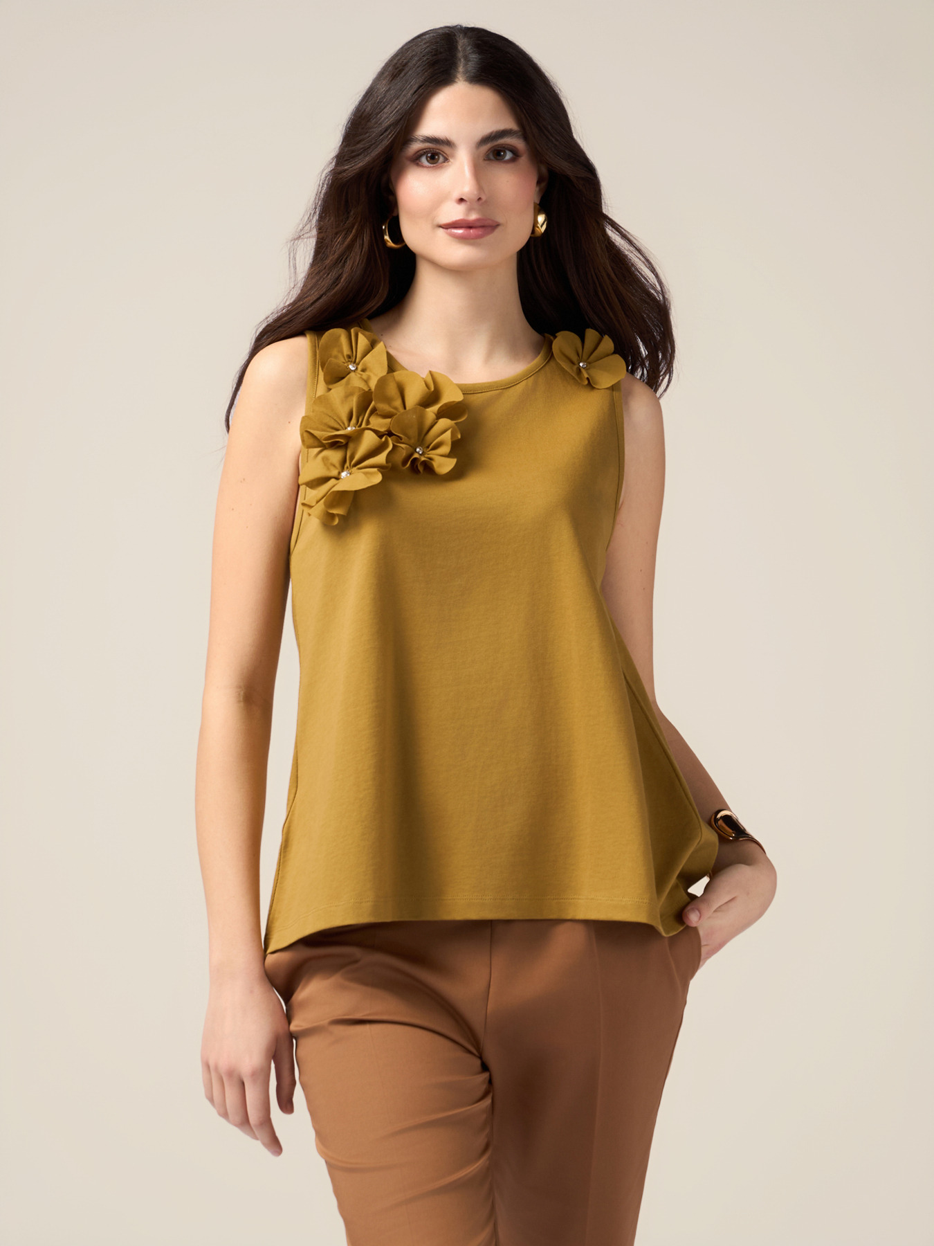 Top de jersey con aplicaciones florales image number 0