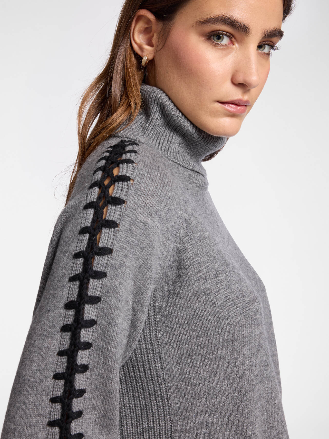 Pull en laine brodé à la main image number 3