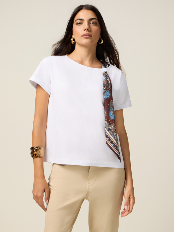T-shirt con foulard decorativo