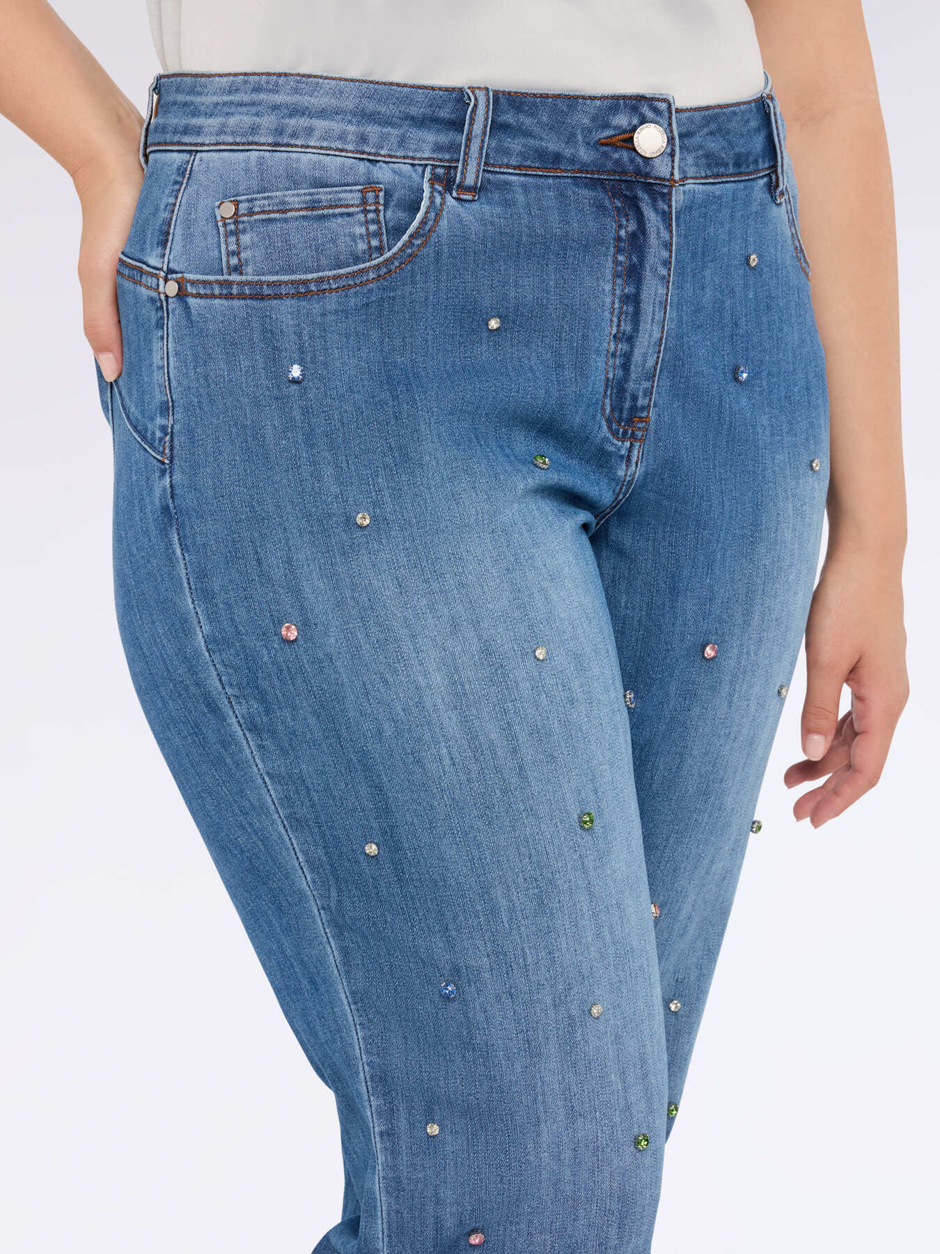 Cropped jeans with rhinestone appliqu&eacute;s image number 3