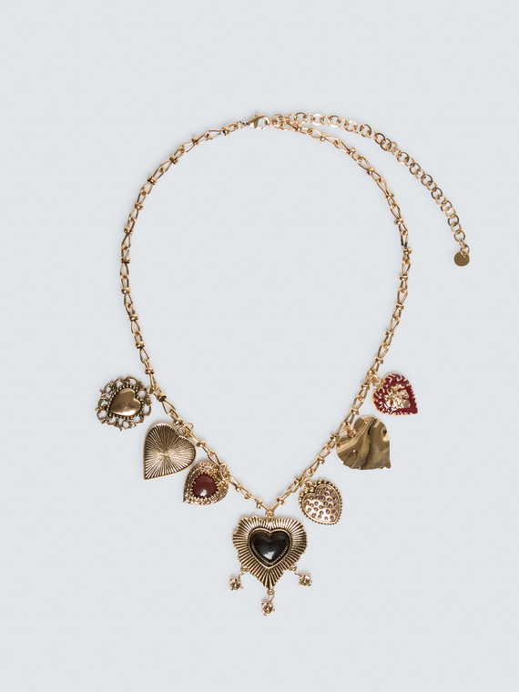 Collar con dijes de coraz&oacute;n