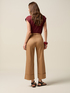 Pantalones cropped con vuelta image number 1