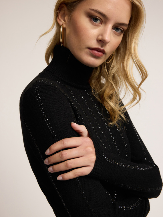 Rollkragenpullover aus Strick mit Strass