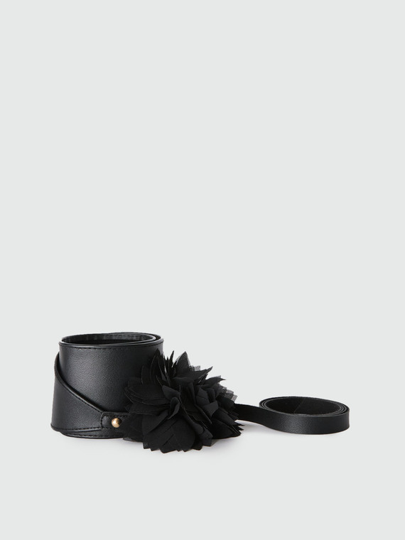 Ceinture avec une fleur en tissu