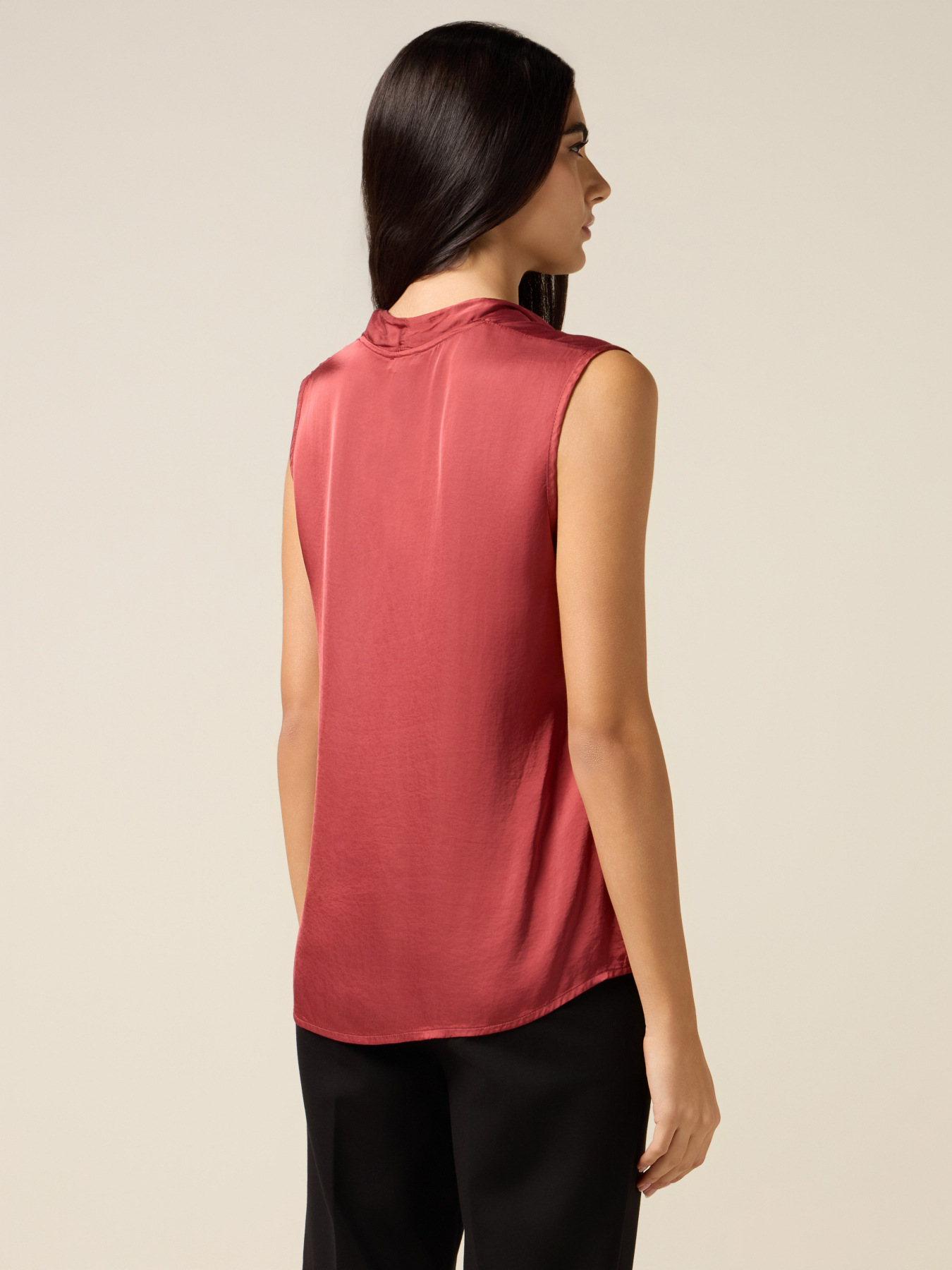 Chemisier en satin avec décolleté en V image number 1