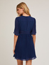 Besticktes Kleid mit Plissee-Details image number 1