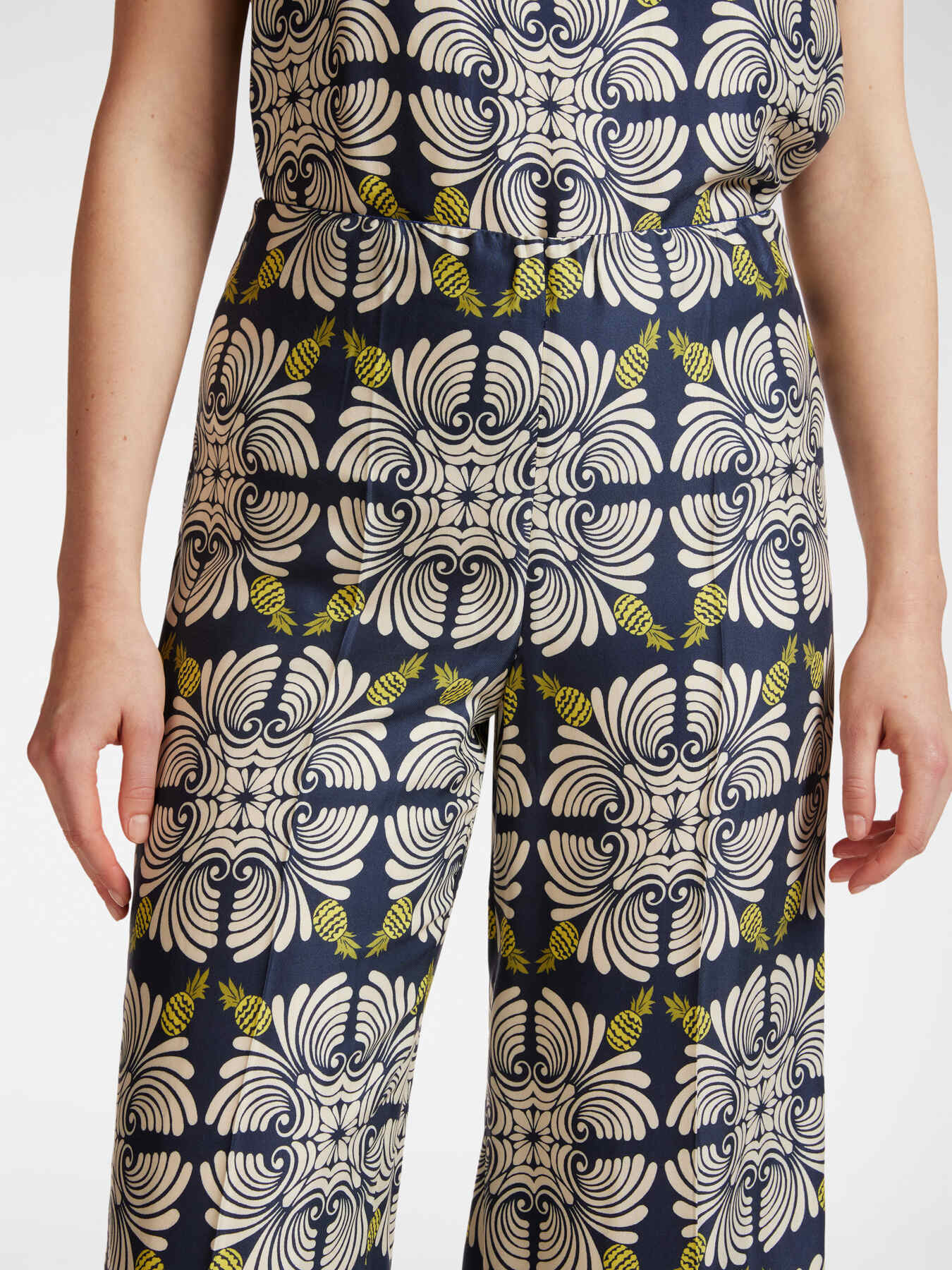 Printed cropped trousers image number 3