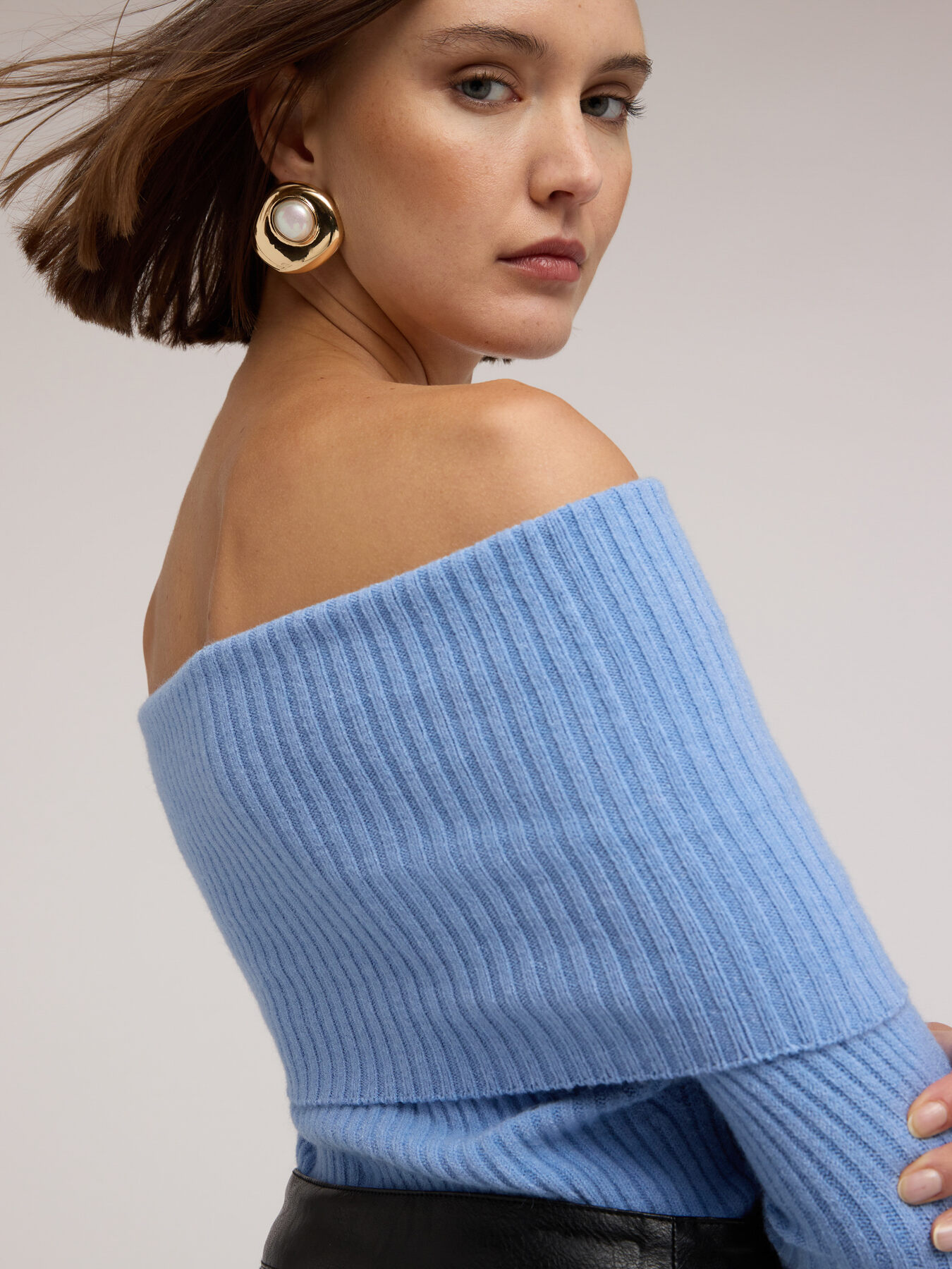 Jersey de canalé off-shoulder en viscosa image number 3