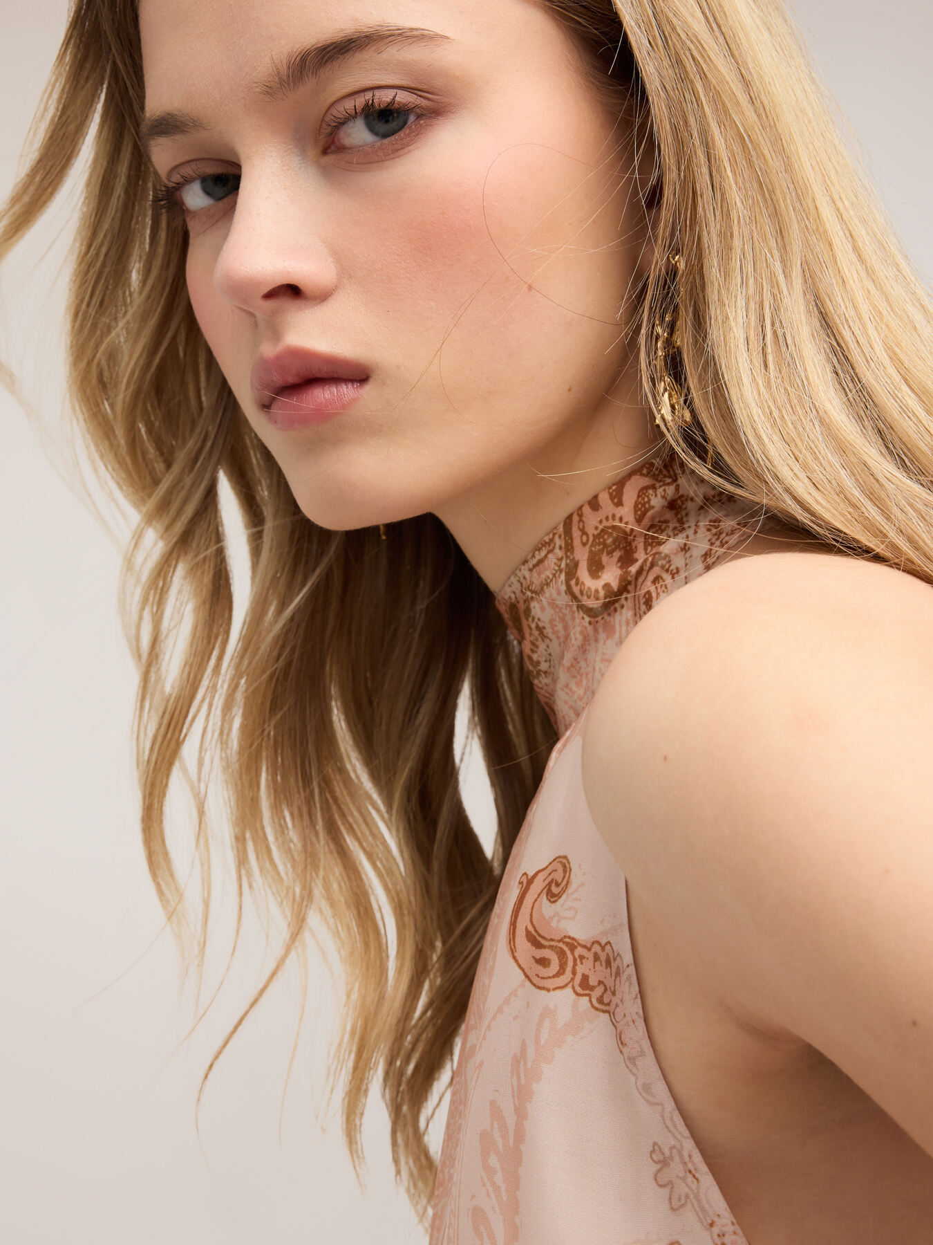 Satin top with print and ruffled collar image number 3