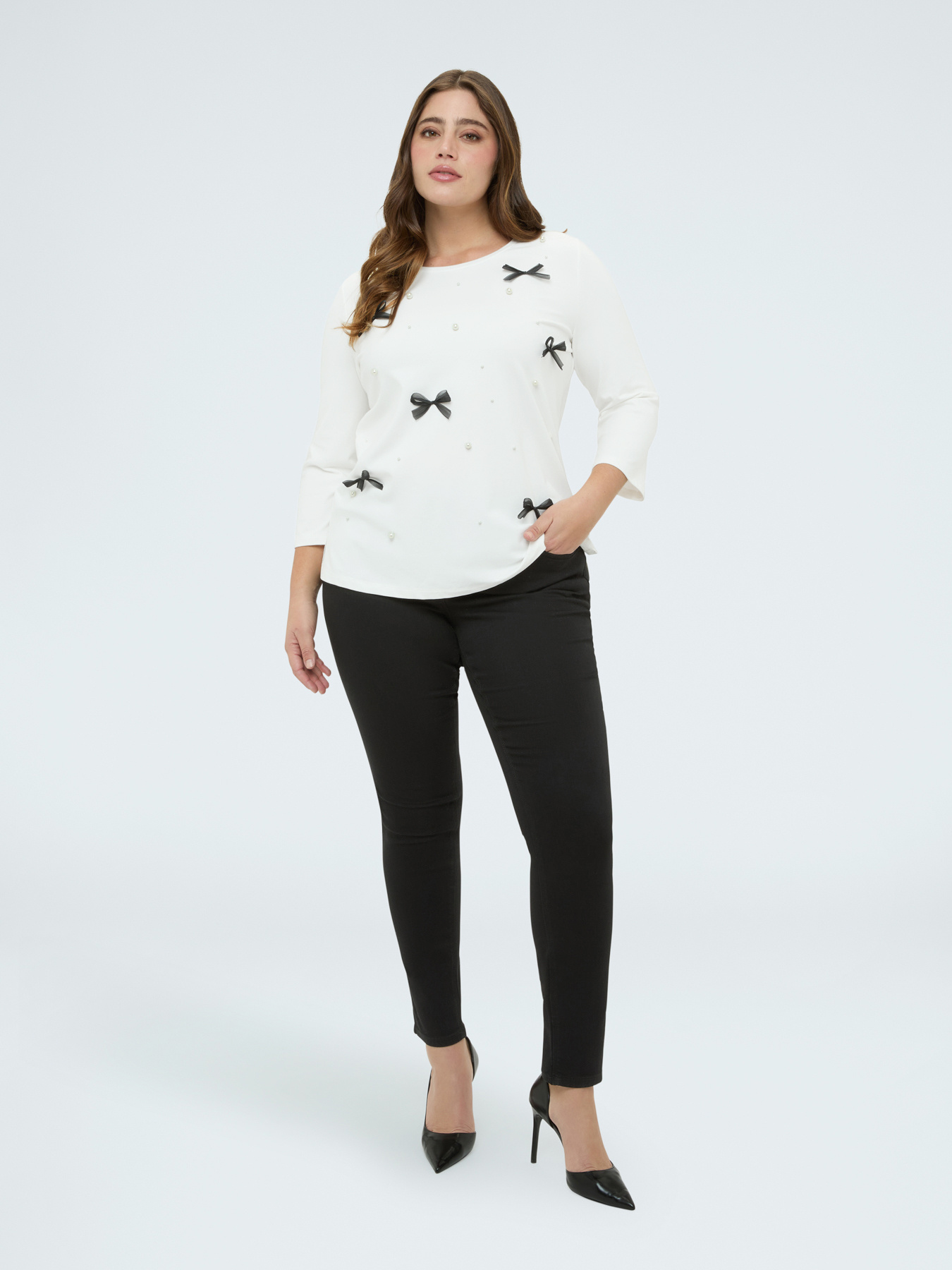 T-shirt in cotone con perle e fiocchetti image number 2