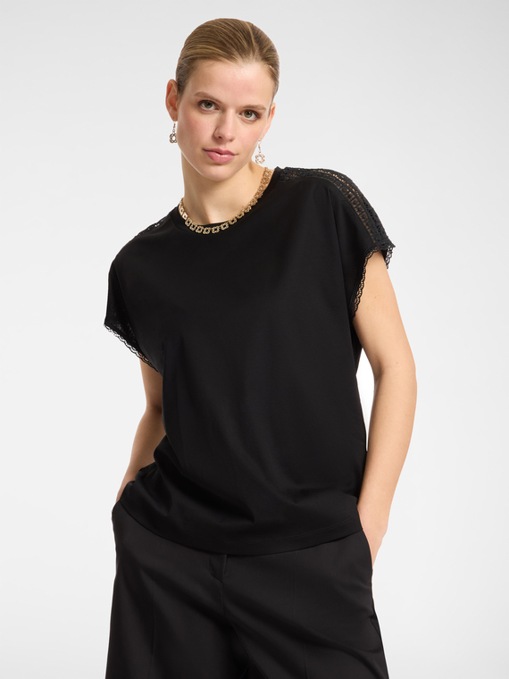 Camiseta con aplicación de encaje en los hombros
