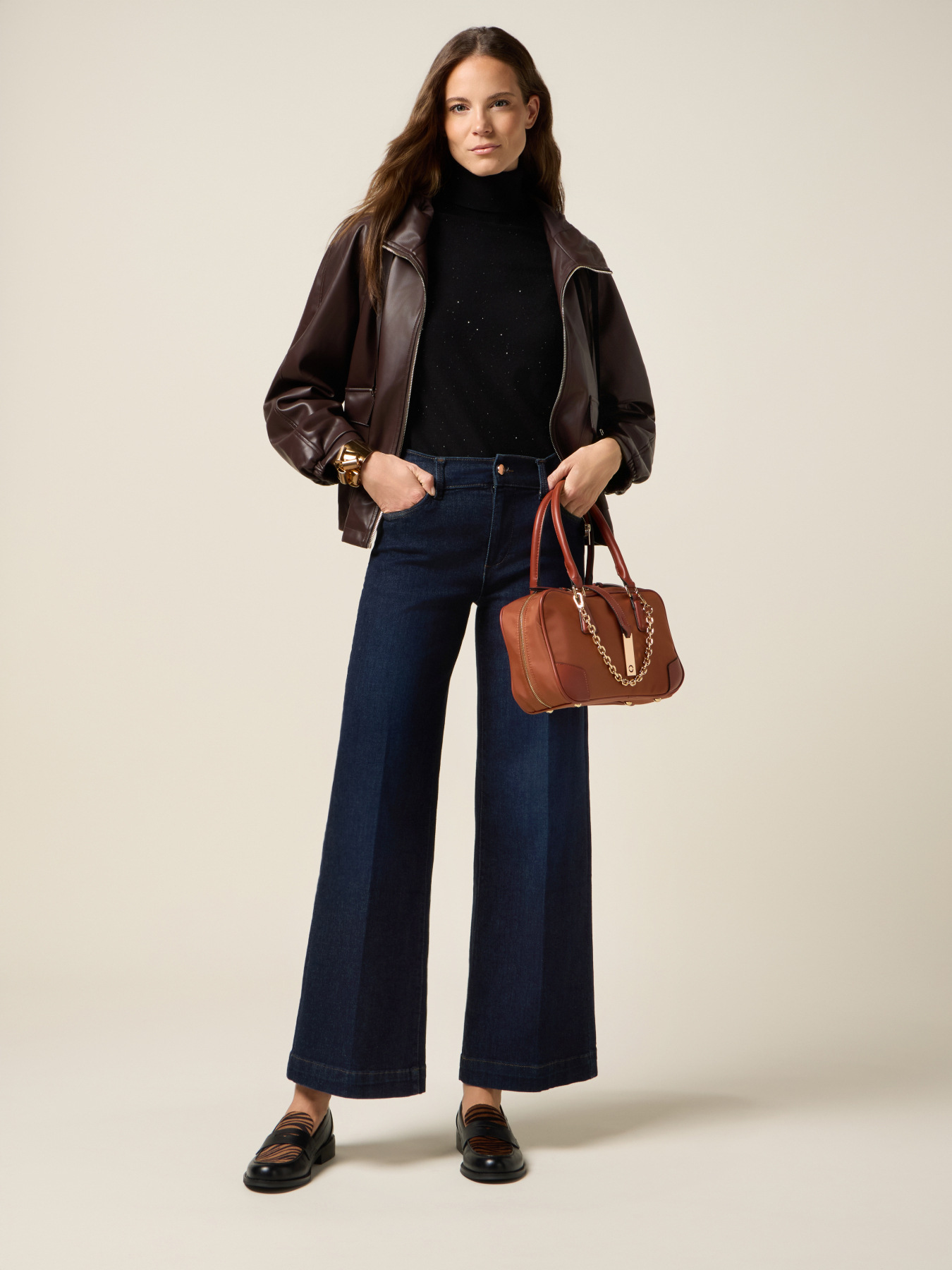 Giubbotto corto con cappuccio e zip image number 3