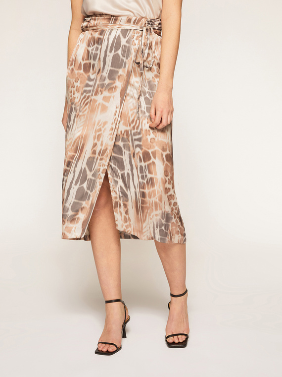 Satinwickelrock mit Animalier-Muster