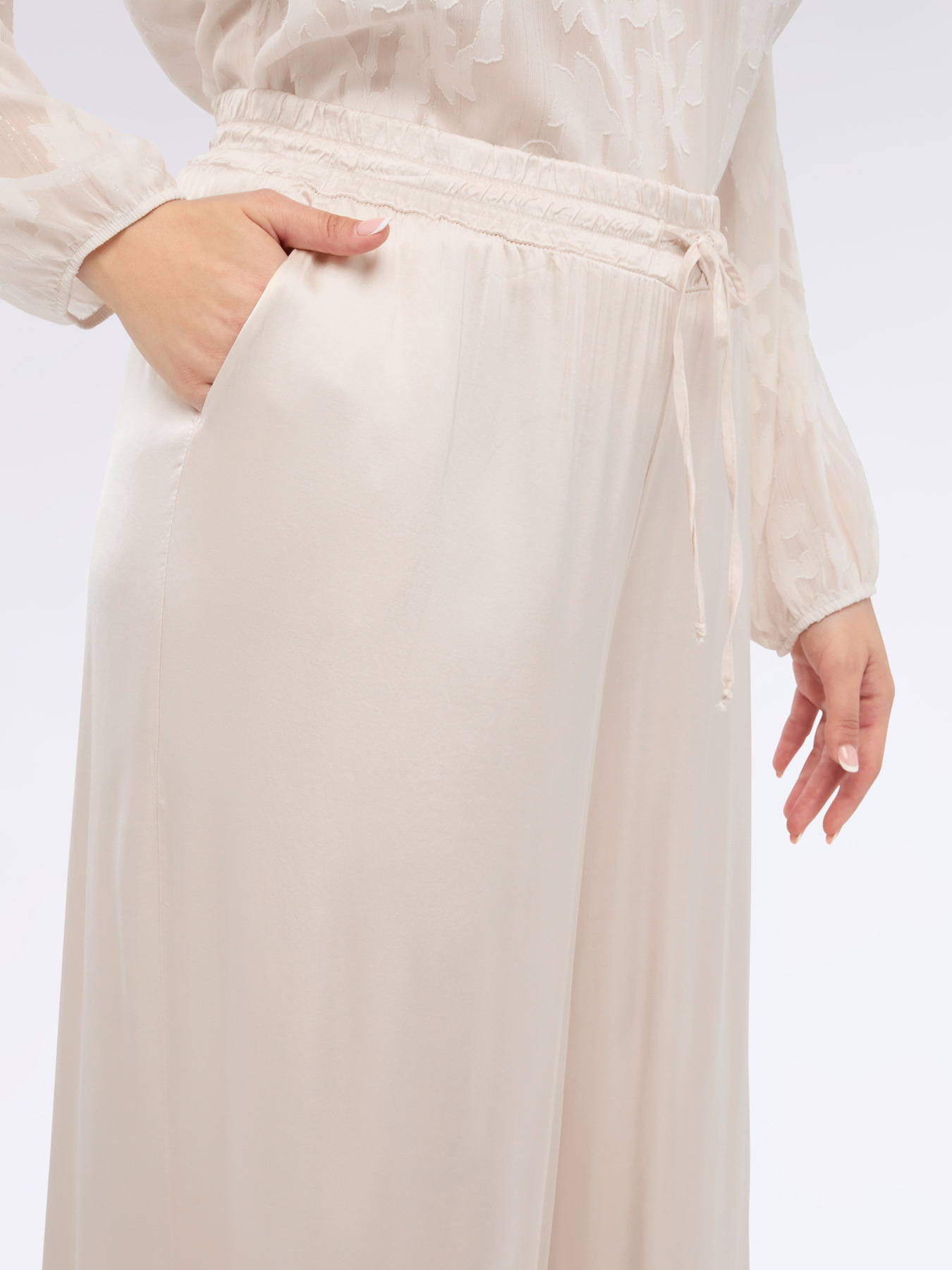 Weite Hose aus Stretch-Satin image number 3