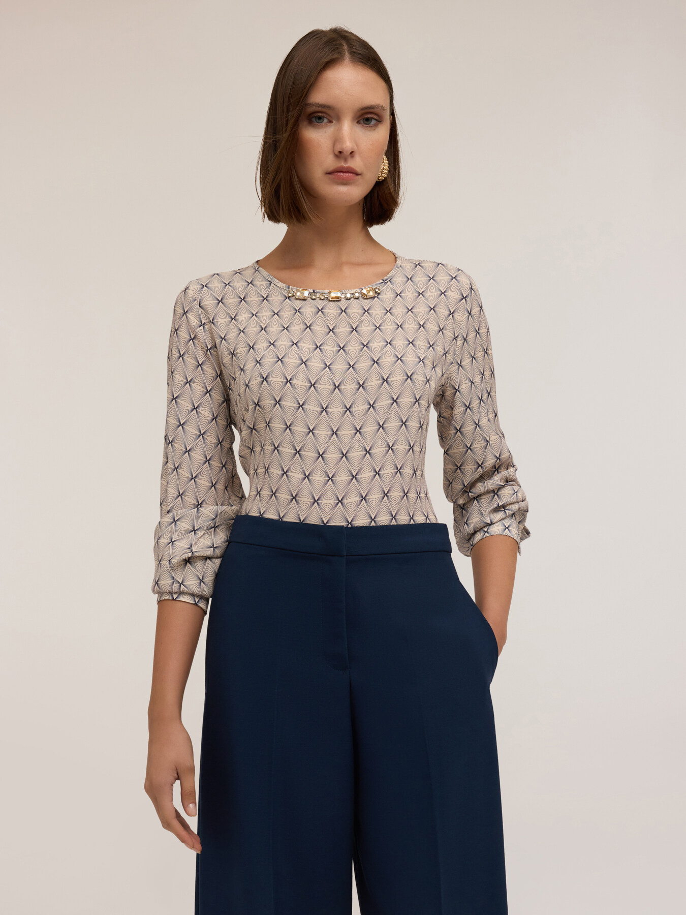 Blusa con estampado geométrico y bordado de piedras image number 2
