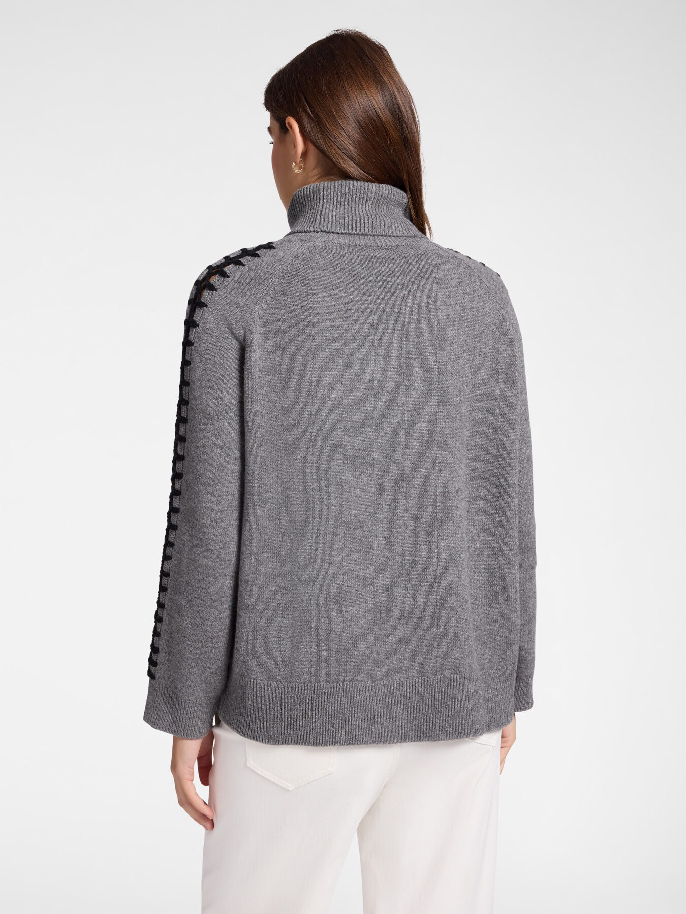 Pull en laine brodé à la main image number 1