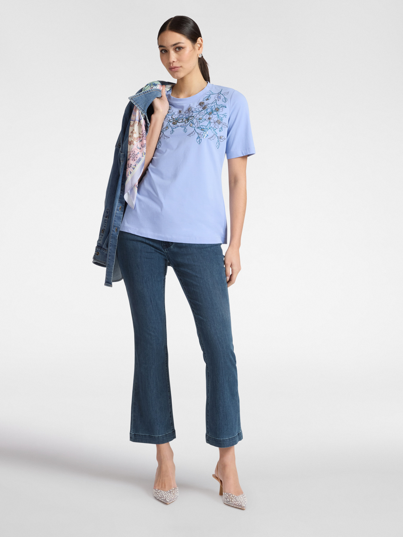 T-shirt con ricamo floreale image number 2