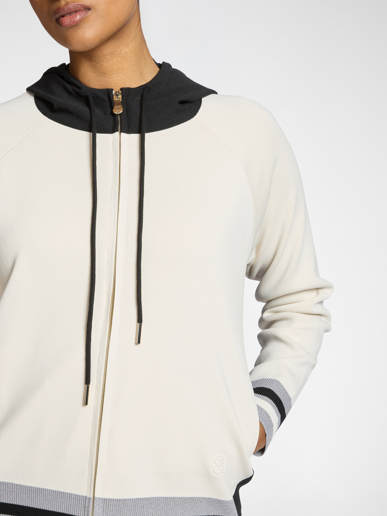 Cardigan em mistura de viscose com capuz e fecho de correr image number 3