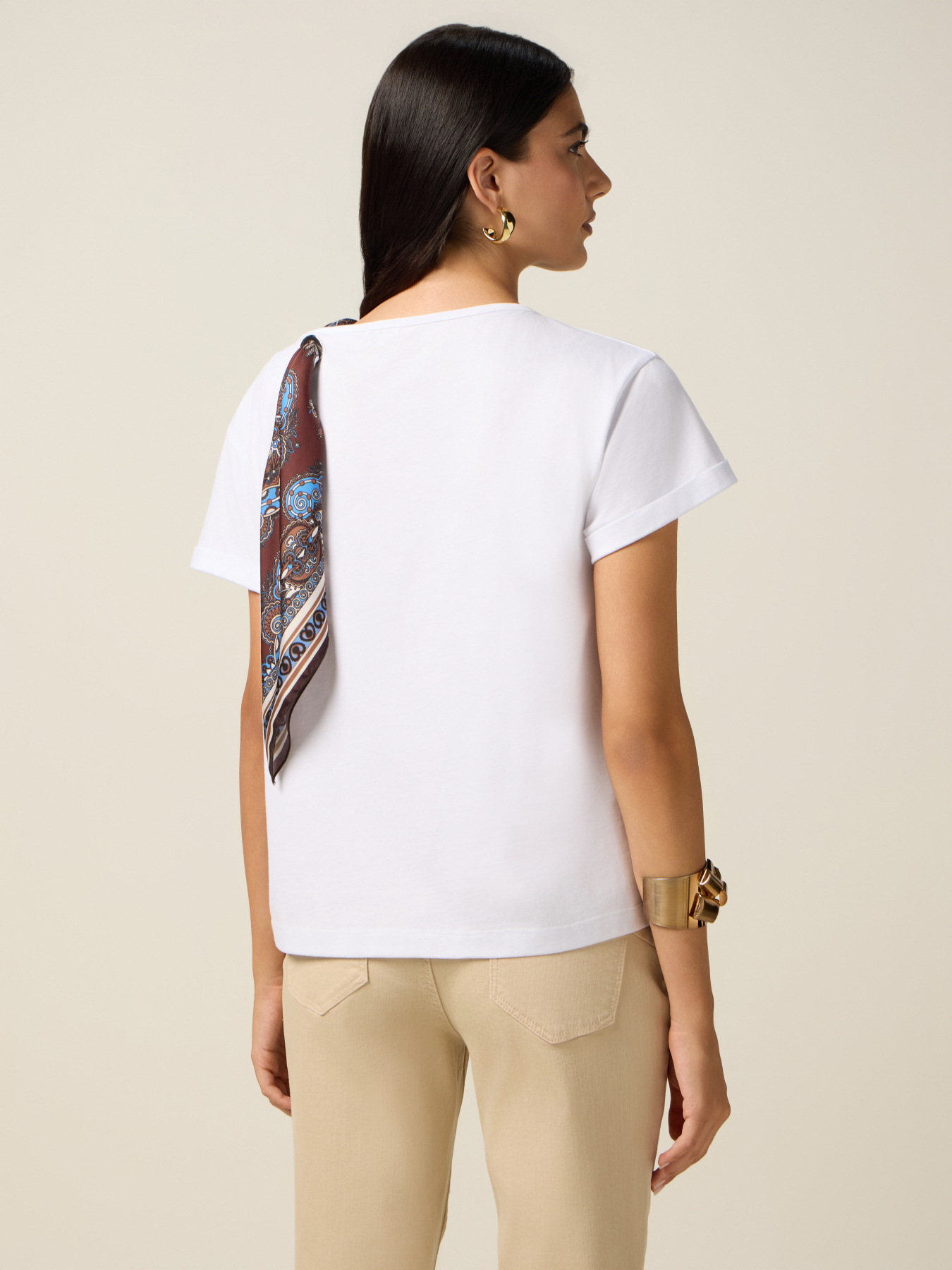 T-shirt con foulard decorativo image number 1