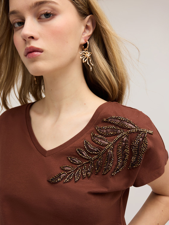 T-shirt with embroidery on the shoulder