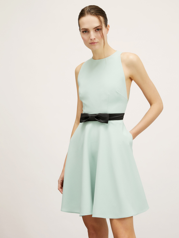 Mini robe avec nœud à la taille