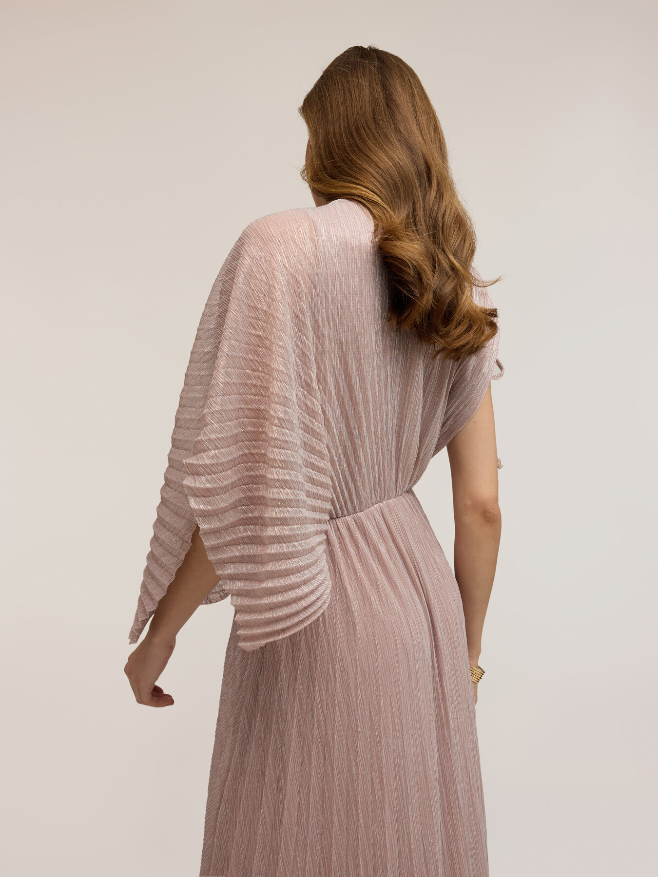 Langes plissiertes Kleid in Metallic-Optik image number 3