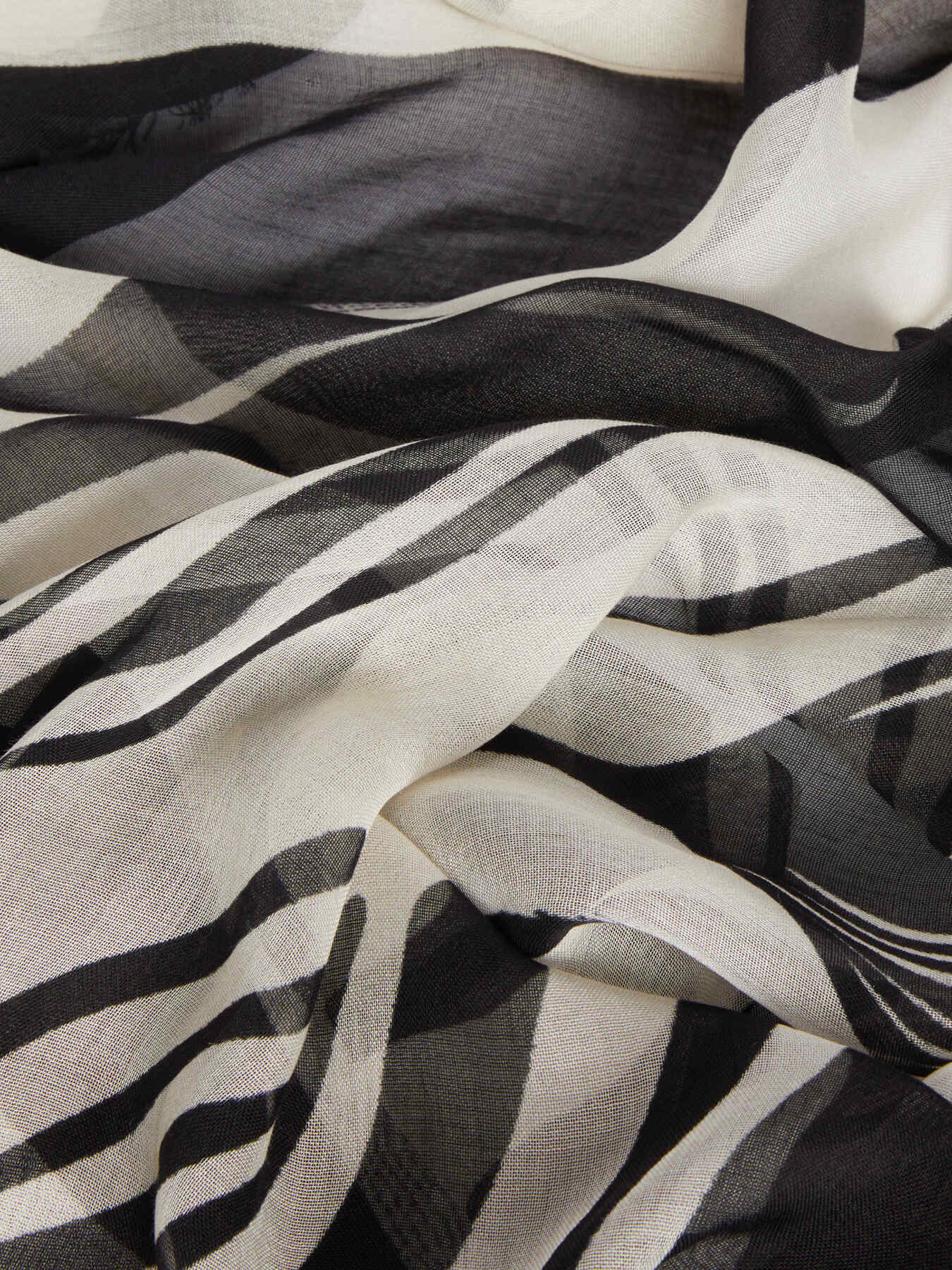 Foulard in modal stampato image number 2