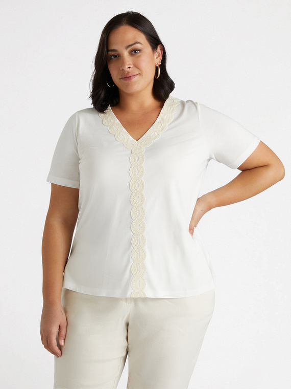 T-shirt with applied border