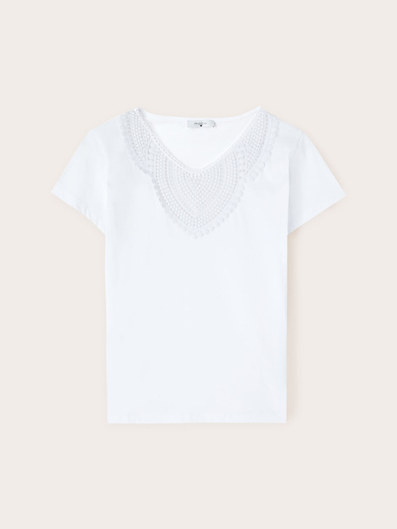 T-shirt with crochet embroidery