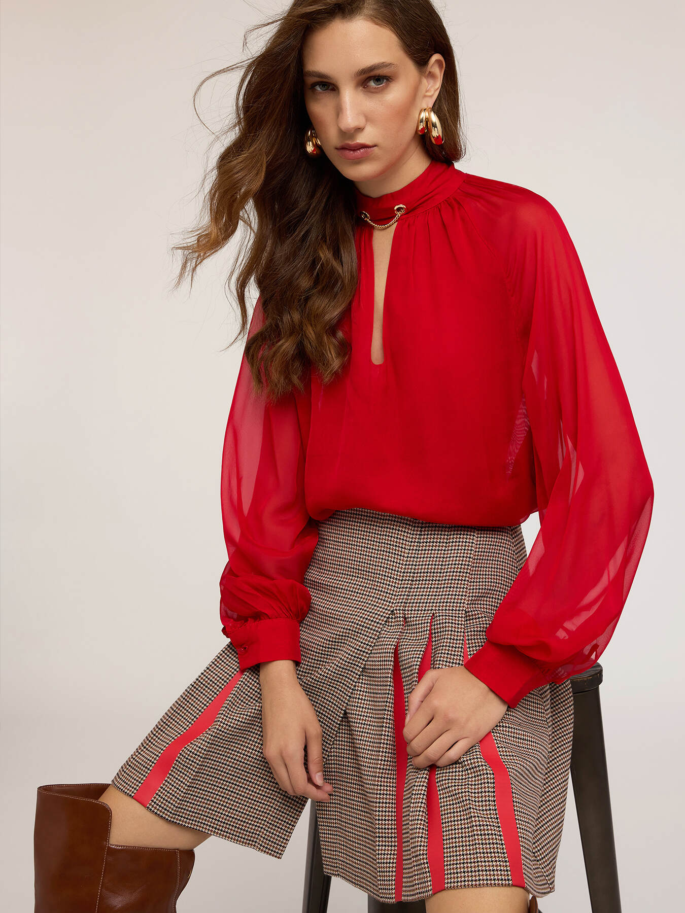 Blusa de gasa con detalle metálico image number 3