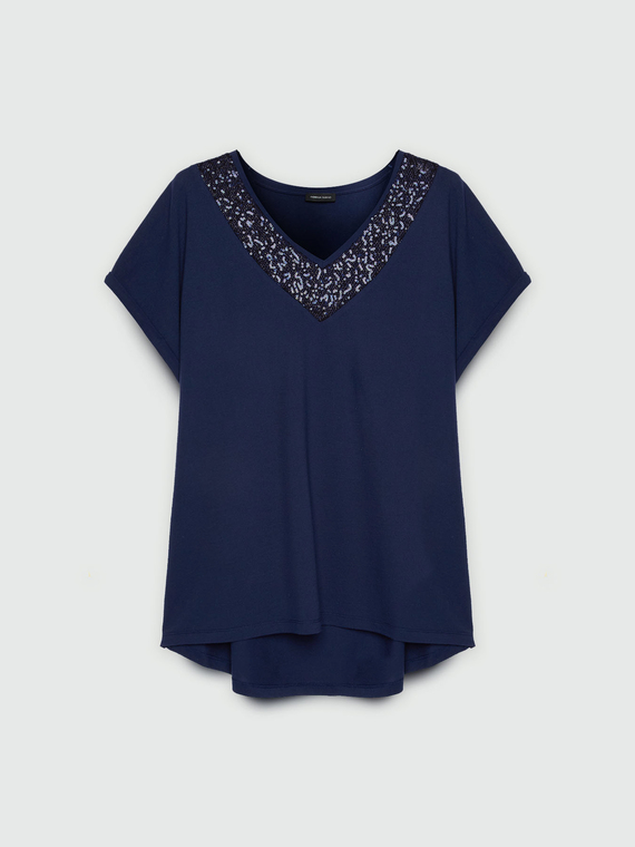 T-shirt con scollo ricamato