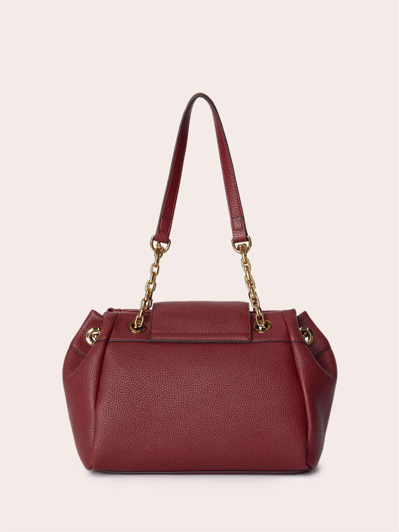 Bolso de hombro con cadena dorada image number 2