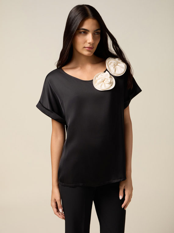 Two-material T-shirt with appliqués