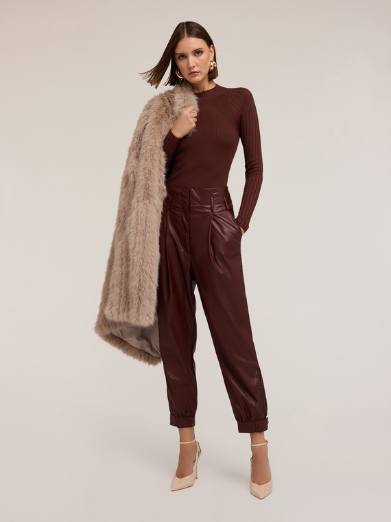 Gerippter Rollkragenpullover mit enger Passform