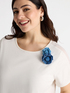 T-shirt con spille a fiori image number 3