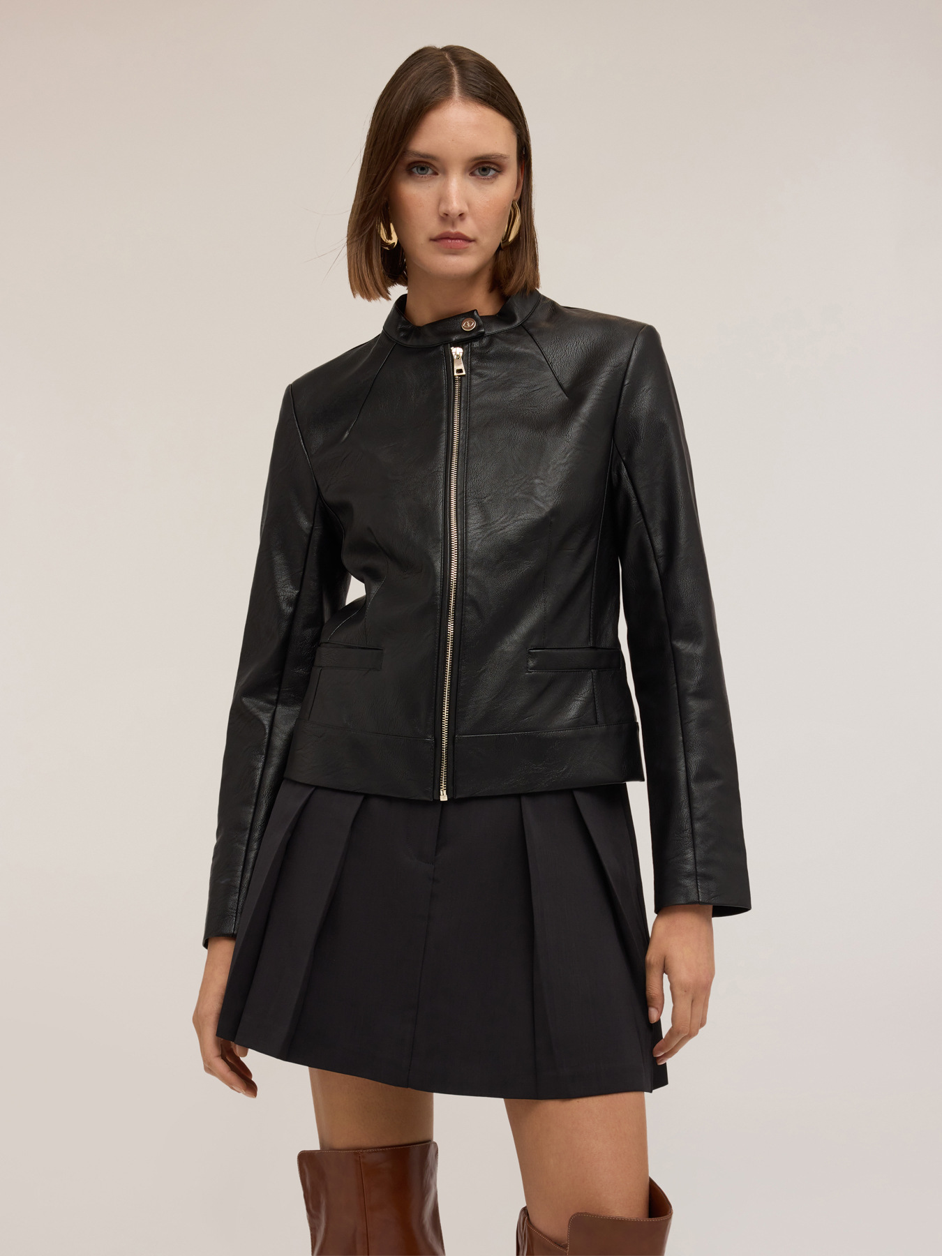 Jacke aus beschichtetem Stoff mit formgebenden Schnitten image number 3