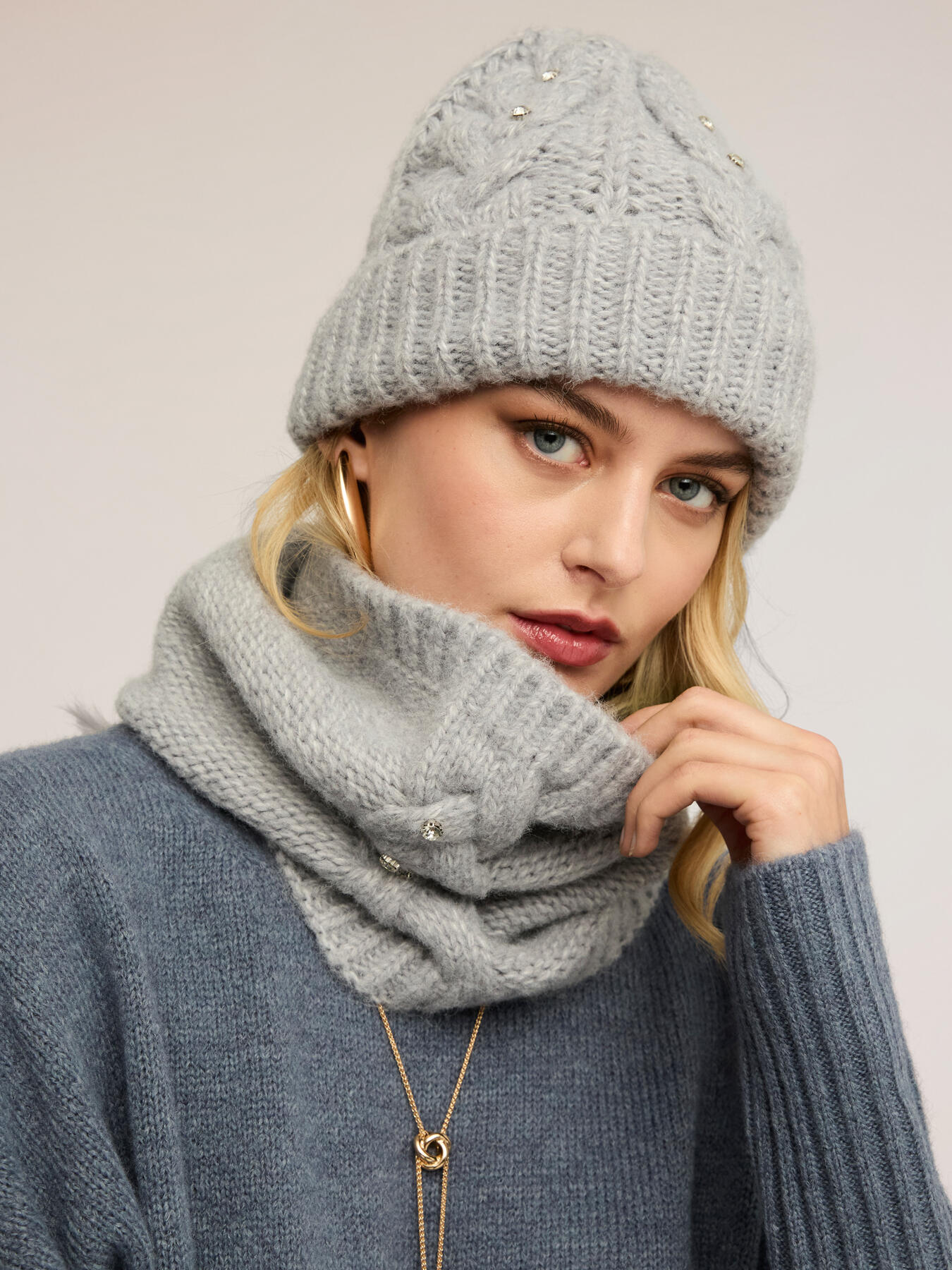 Set sciarpa e berretto con pietre crystal image number 0