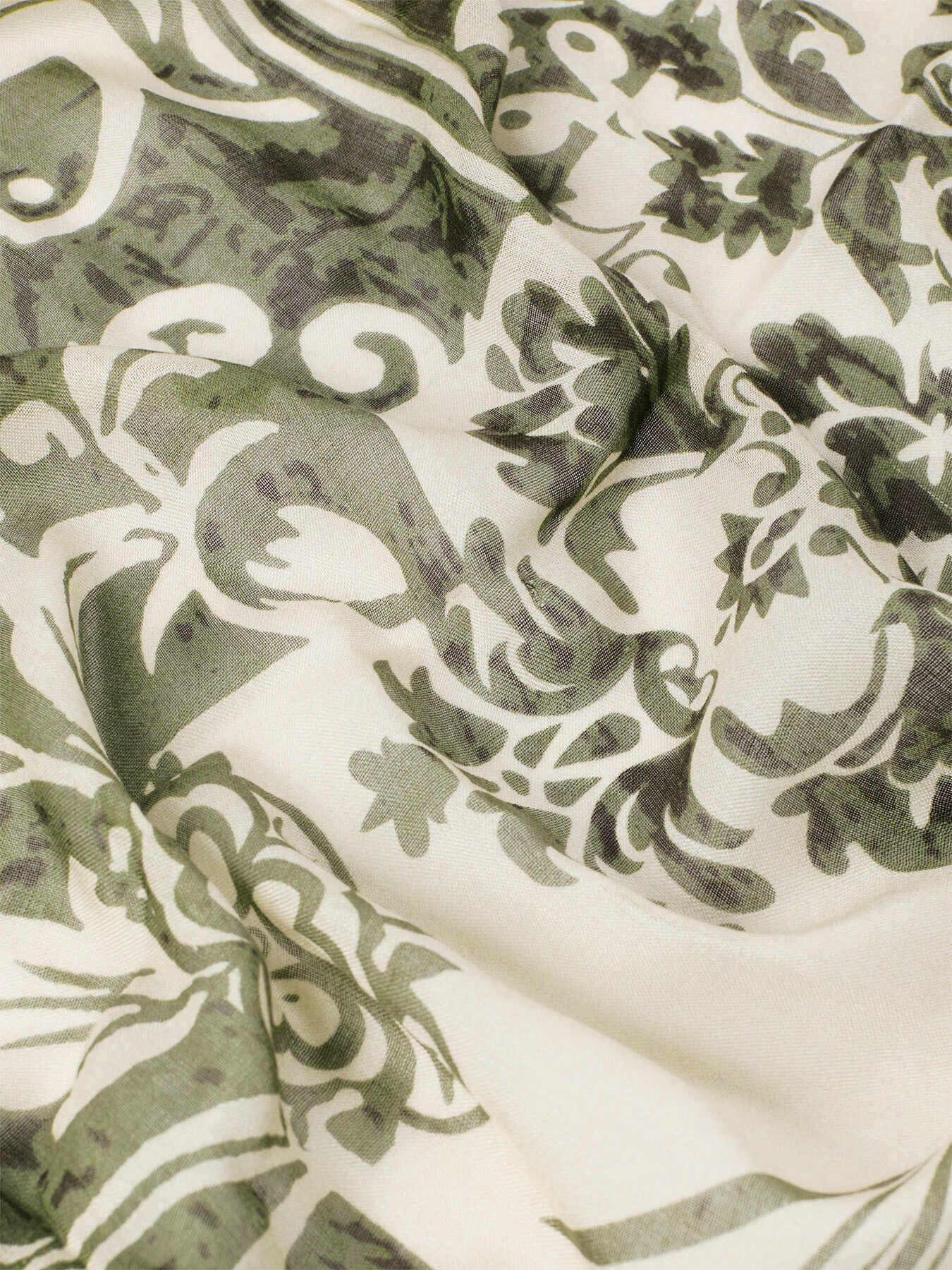 Fular estampado en viscosa image number 2