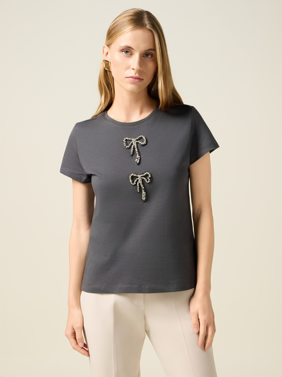 T-shirt con charms gioiello