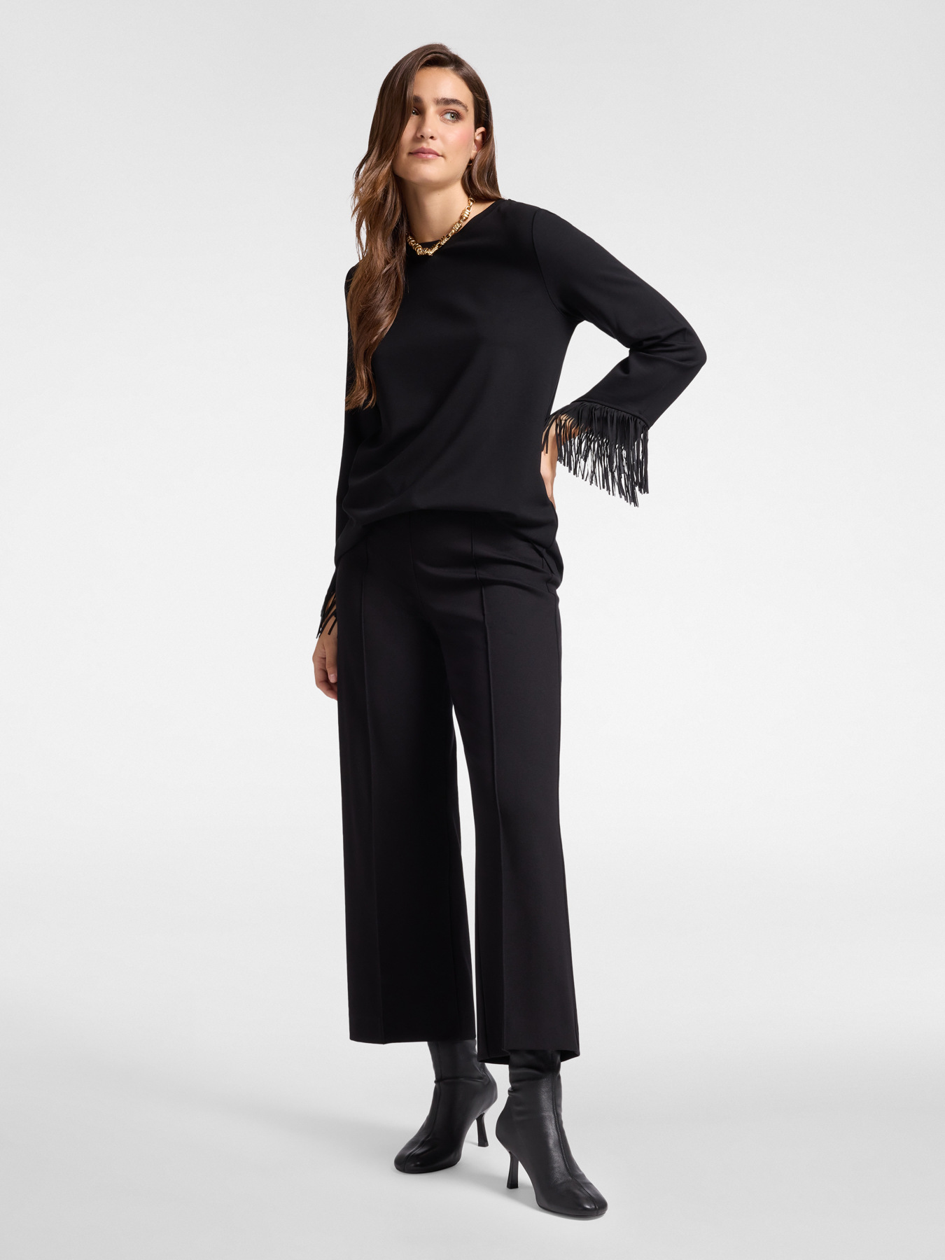 T-shirt with fringes at the bottom of the sleeves image number 2