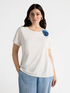 T-Shirt mit Broschen in Blumenform image number 2