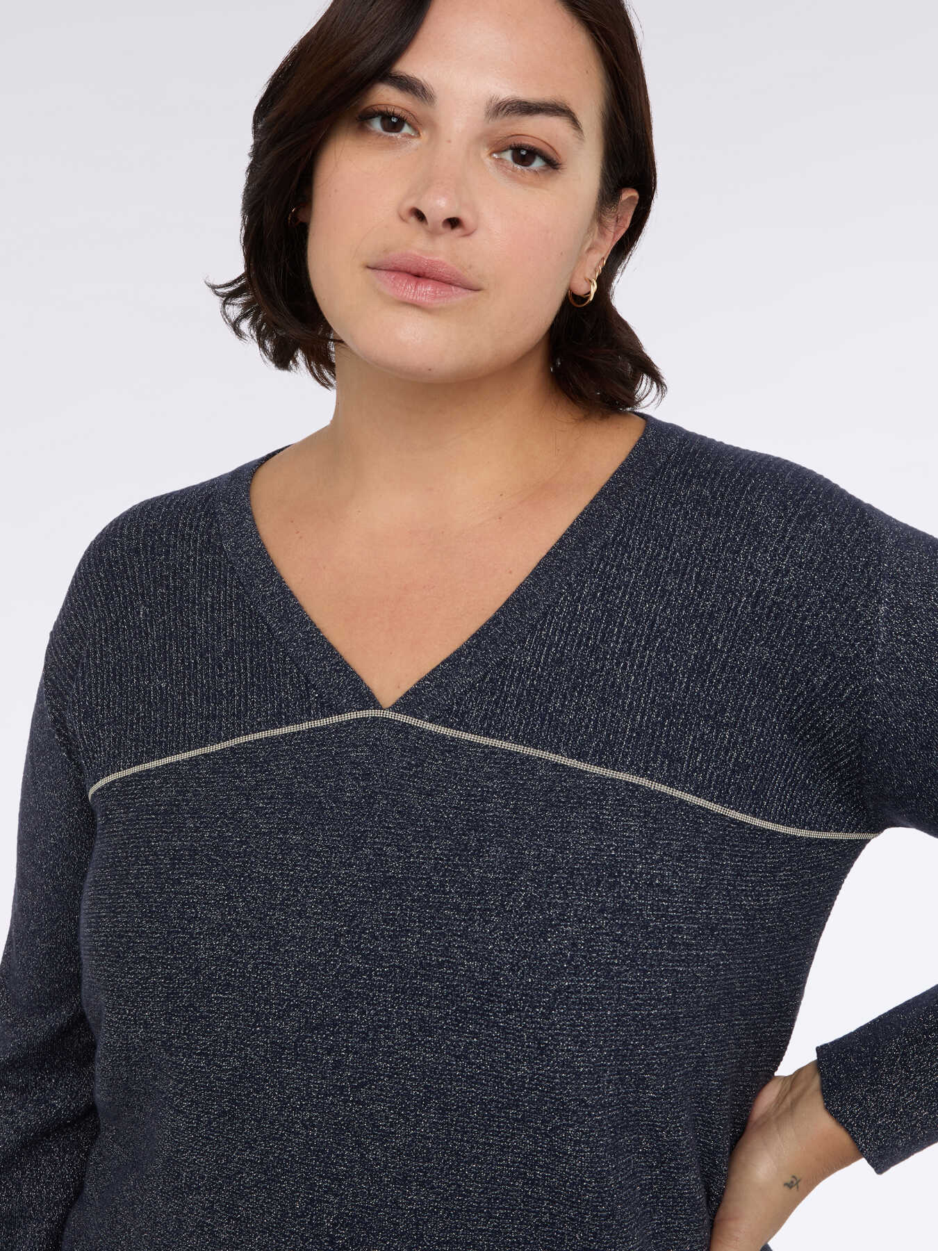 Pull en lurex avec col en V image number 3