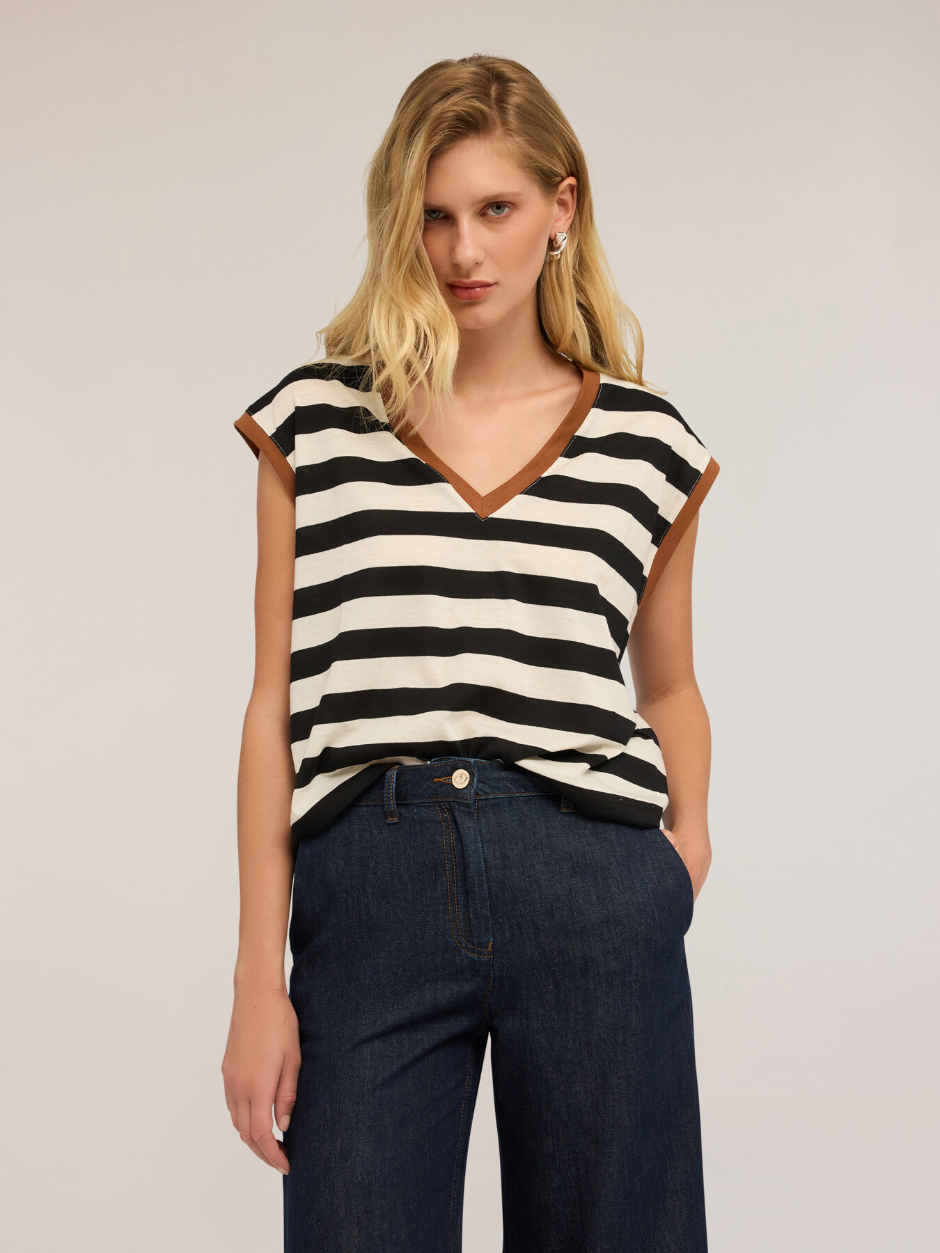 T-shirt smanicata a righe image number 0