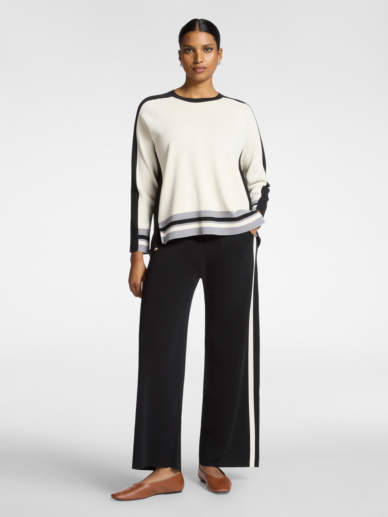 Pullover aus Viskosemischung mit gestreiften R&auml;ndern image number 2