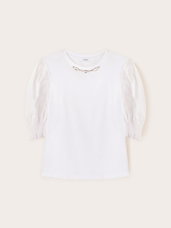 T-Shirt mit Steinchen und Puffärmeln